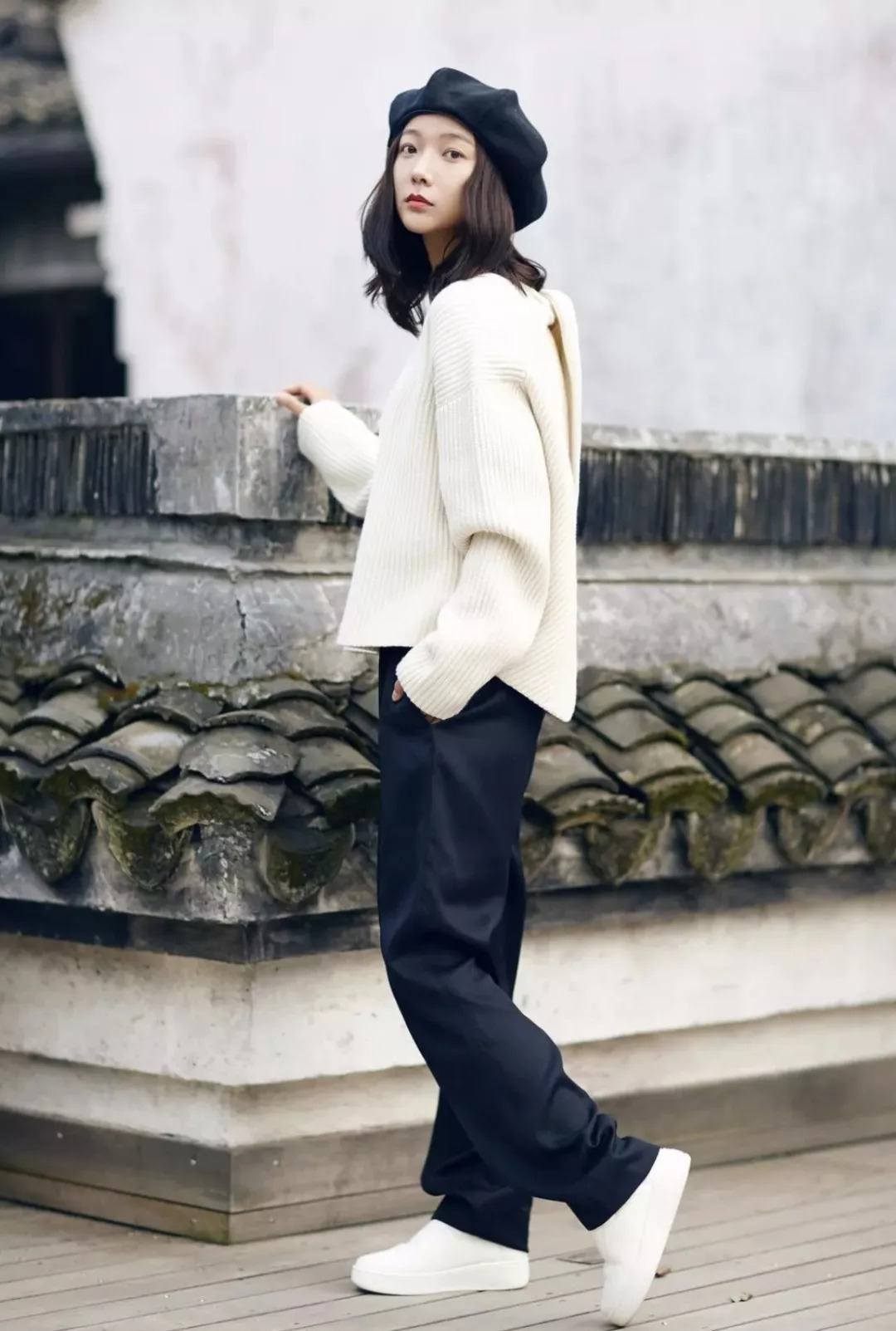 高圆圆的卡其色高领针织衫和灰色格纹阔腿裤搭配,整身造型看起来