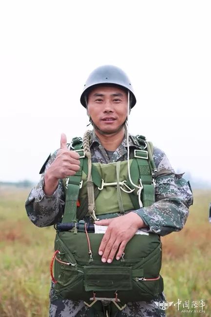 伞降训练中,该旅旅长彭其刚把自己当成普通一兵,以战斗的姿态,与官兵
