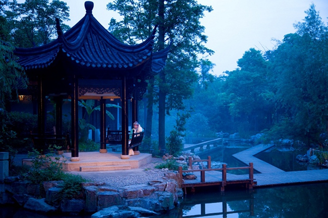 " 一唱三叹,清丽婉约,《牡丹亭》传唱四百年,而昆曲已经走过了六百年.