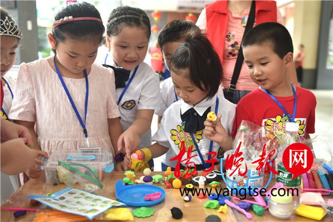 开学典礼秀创意 小学生社团忙抢人