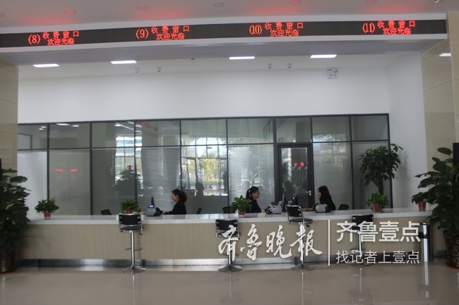 居民进入服务大厅后,按下取号键,便可在座椅上等待语音提示到指定窗口