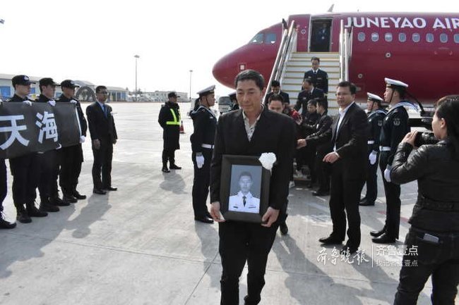 梨乡骄傲海军飞行员粘金鑫烈士忠魂归莱阳