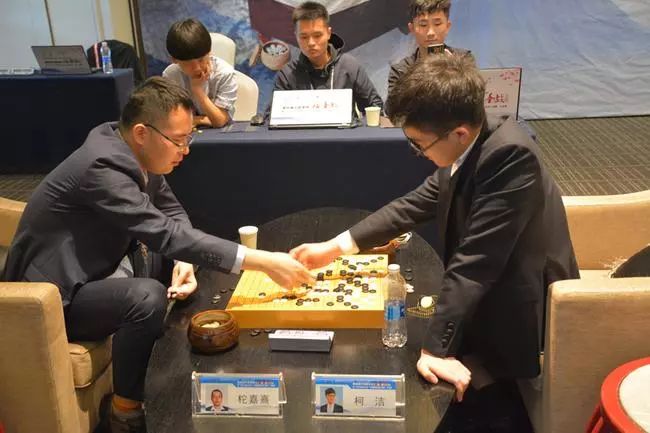 柯洁展现强大控制力 完胜世界冠军对决首进棋