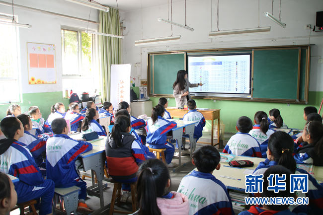 小学生体验购物之旅 寓教于乐中学习财商知识