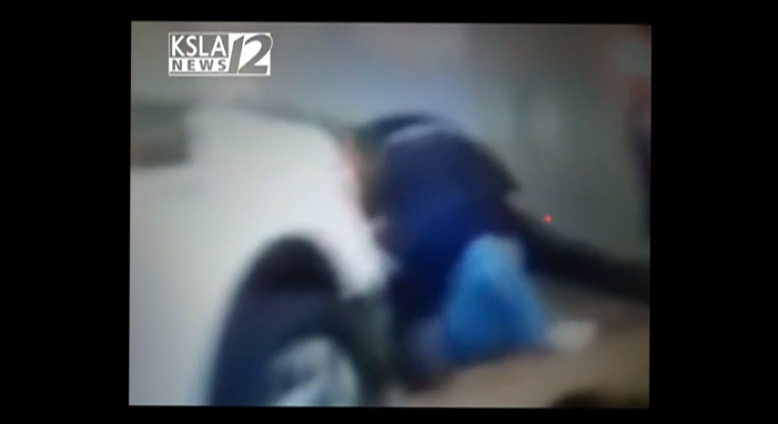 警方将男子摁在地上殴打。（视频截图）