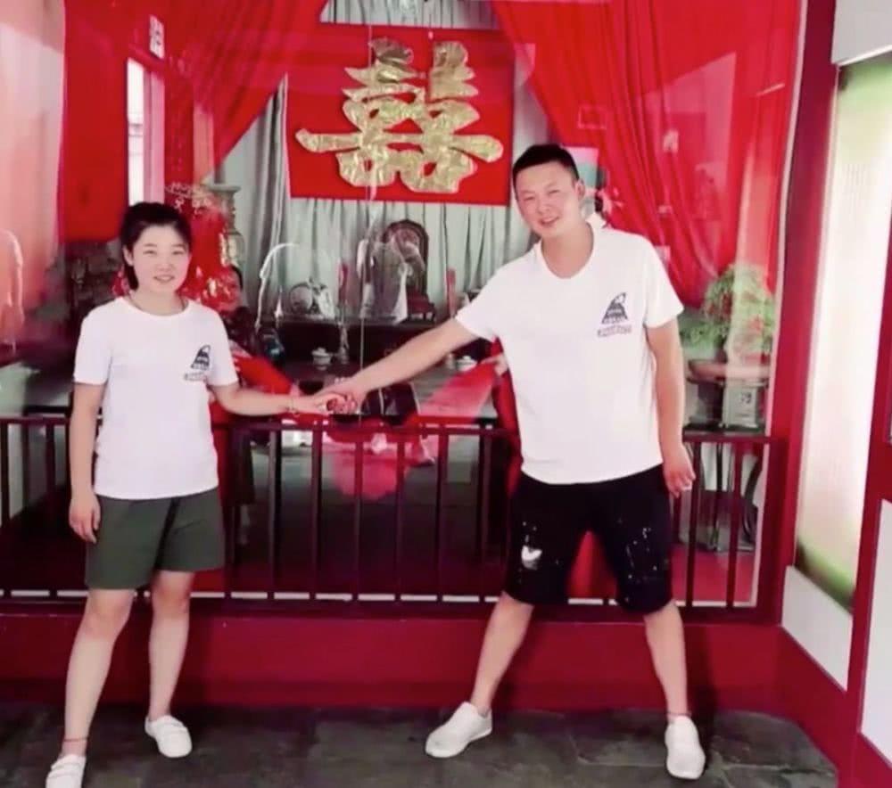 右手敬礼左手牵你不负祖国不负卿