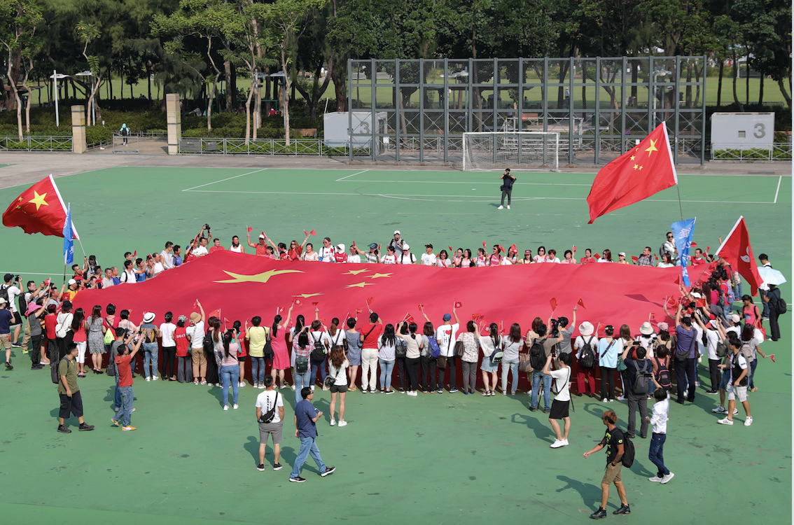 上观直击香港喜迎国庆五星红旗在维多利亚公园高高飘扬