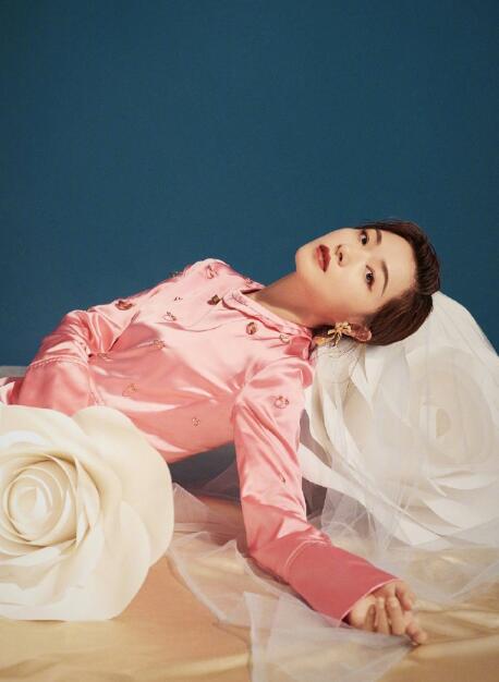 复古写真曝光,造型夸张身材堪比顶尖超模