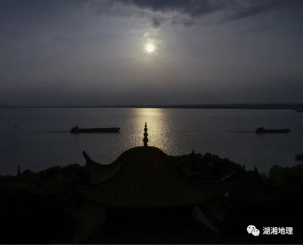 落日黄昏,大约是一天里最好的风景了远处君山如黛,拖沙船缓慢驶过湖面