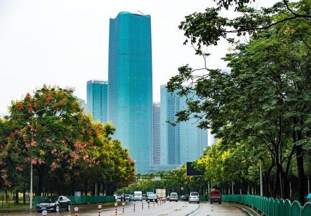 在这样的高度面前,原本气势非凡的义乌广电中心大楼和浙江稠州商业