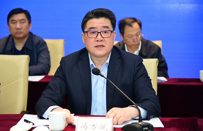 厅党组副书记,副厅长冯万斌做工作报告