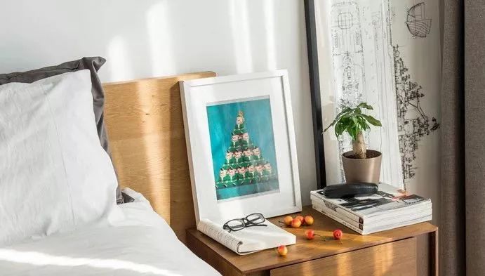 风油精跟花露水一起倒创口贴里,粘在床头这么