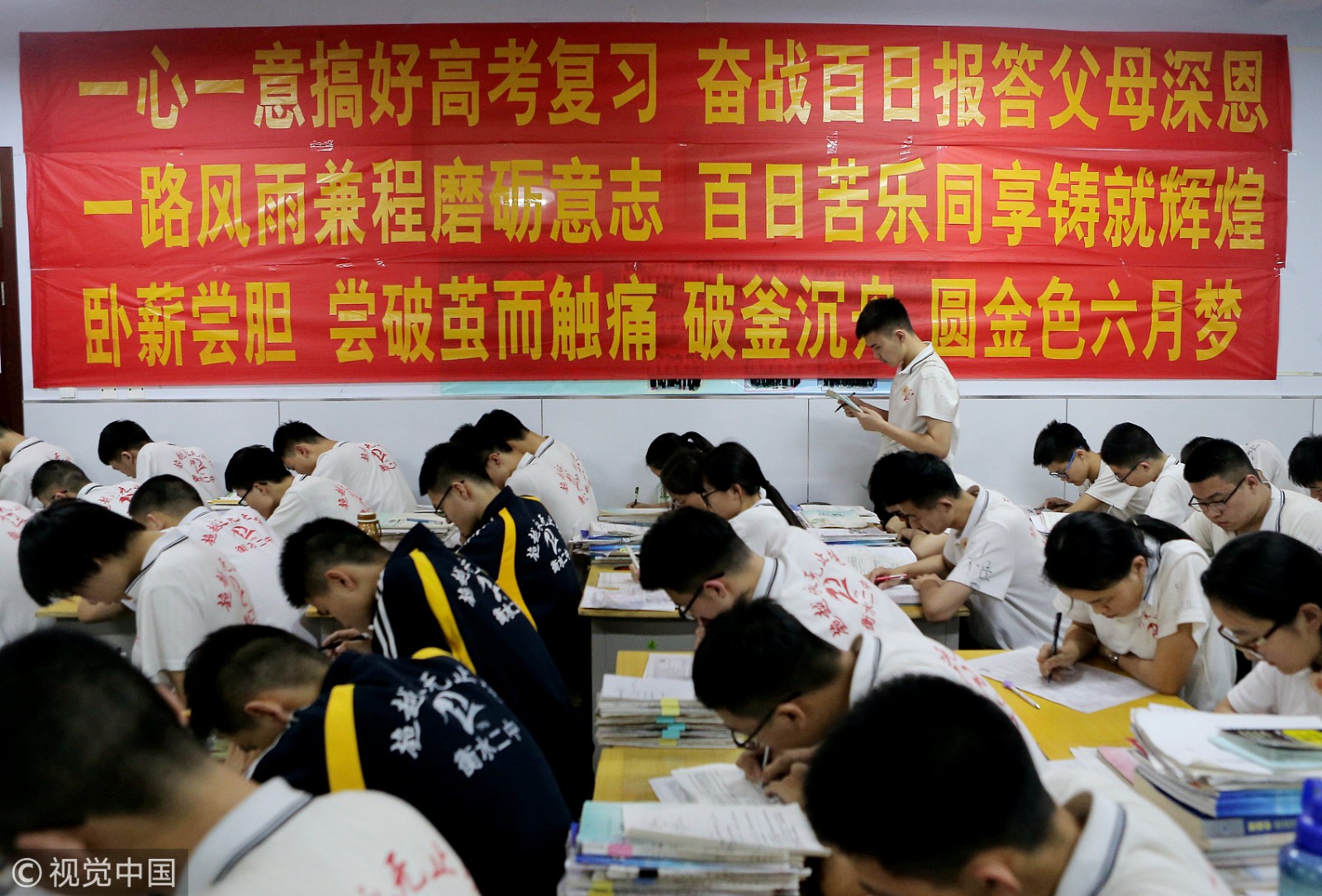 衡水考生备战高考 为省时间多人合吃一碗饭|衡水二中|高三|教室|学生|高考_新浪新闻