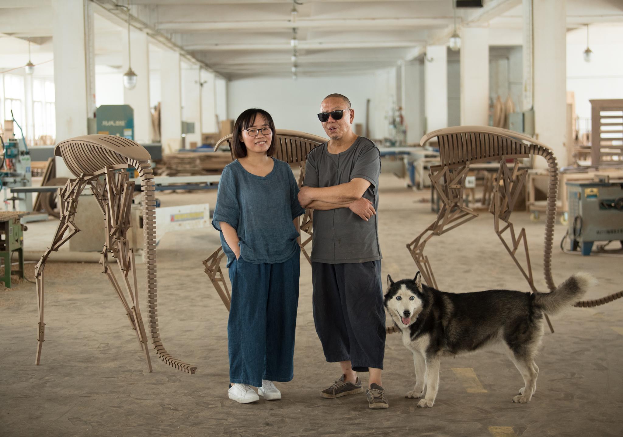 8月9日,木匠"父女档"马之平(右)和马晟岚在位于杭州的厂房合影.