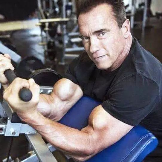 满口谎话的骗子精，靠着行骗从女歌手摇身一变成了高官！