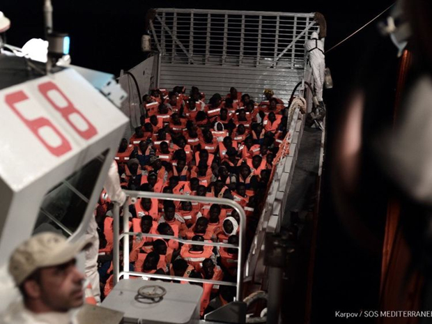 今年6月，一艘载有629名难民的救援船被意大利等国“拒收”  图自人道主义组织SOS MEDITERRANEE