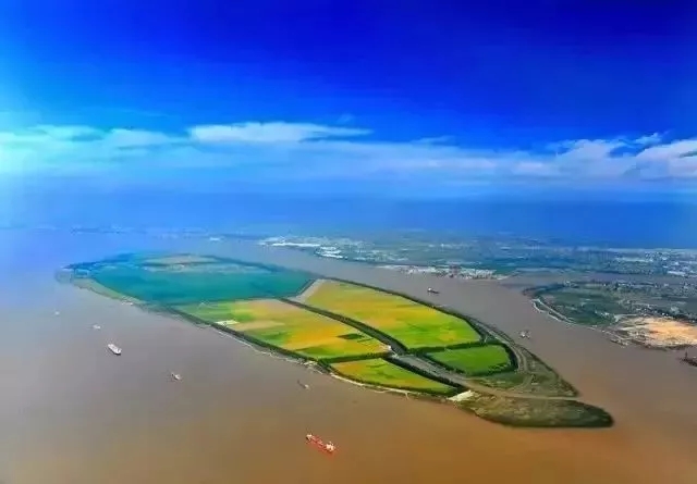 2公里四面环江因状若青梅,故又称梅子洲是长江下游的冲积沙洲江心洲