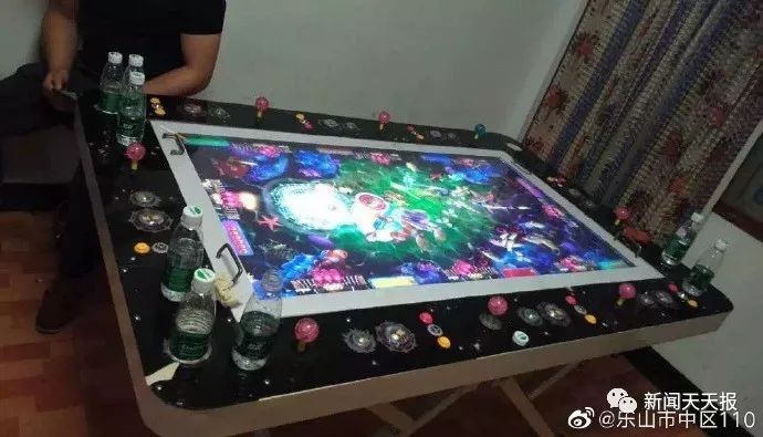 警方在城区一处单元楼里捣毁一赌博窝点,现场挡获32人