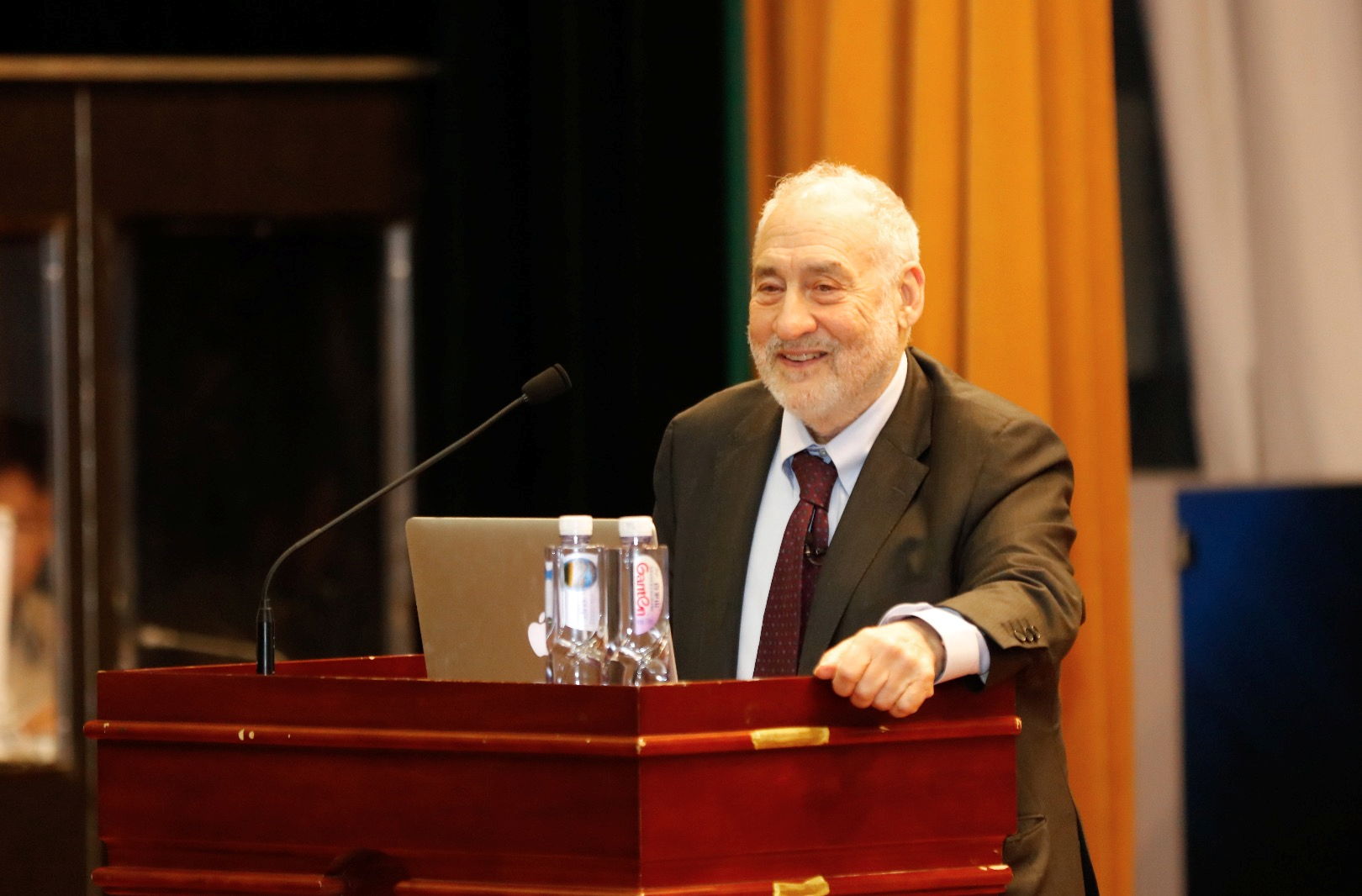 斯蒂格利茨世界需要一个对发展中国家更公平的全球化