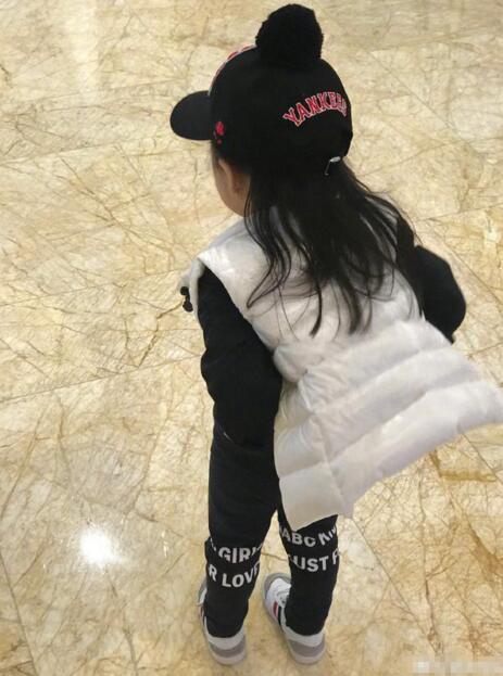 章子怡平安夜晒醒醒萌照小姑娘黑白造型霸气可爱