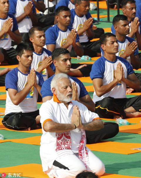 莫迪与5万人露天练瑜伽 身段超柔软