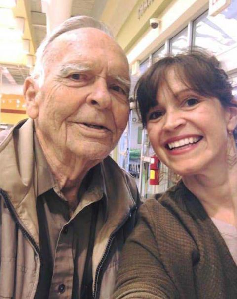 诺拉是一个来自乔治亚州的小女孩,她和母亲塔拉·伍德在超市买生日