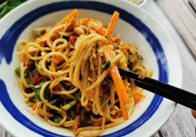 教你在家做四川特色小吃,鸡丝凉面,麻辣鲜香爽口开胃,一看就会