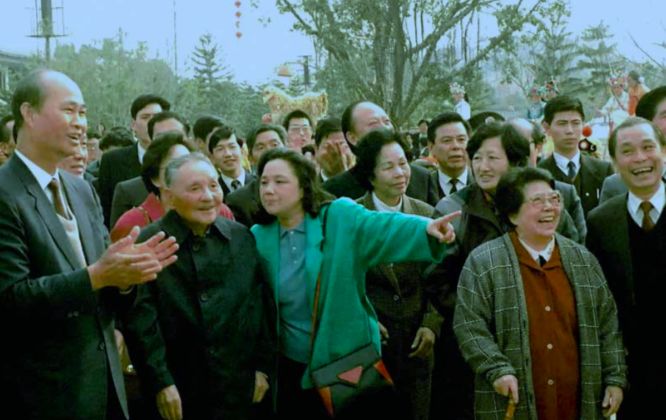 1992 年岁首，邓小平同志在深圳中国民俗文化村参观。