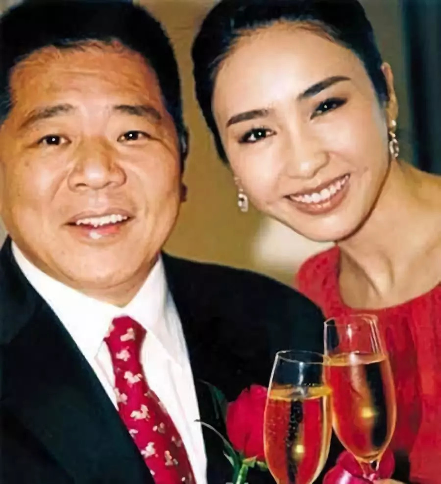 马廷强的理由总归是"感激"大于"爱情"但对黎姿来说,她只是在经历过