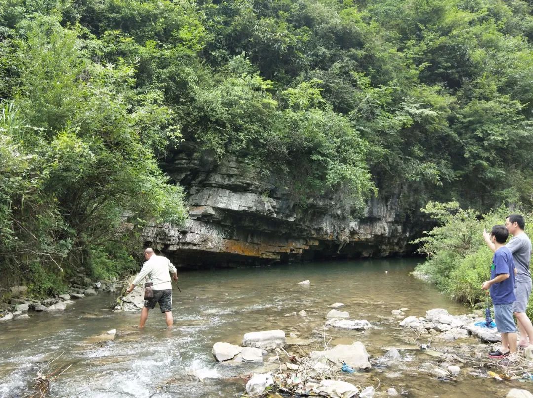 探秘湘西丨走过几条河翻过几座坡去凤凰县这个山谷翻螃蟹烤苞谷感受