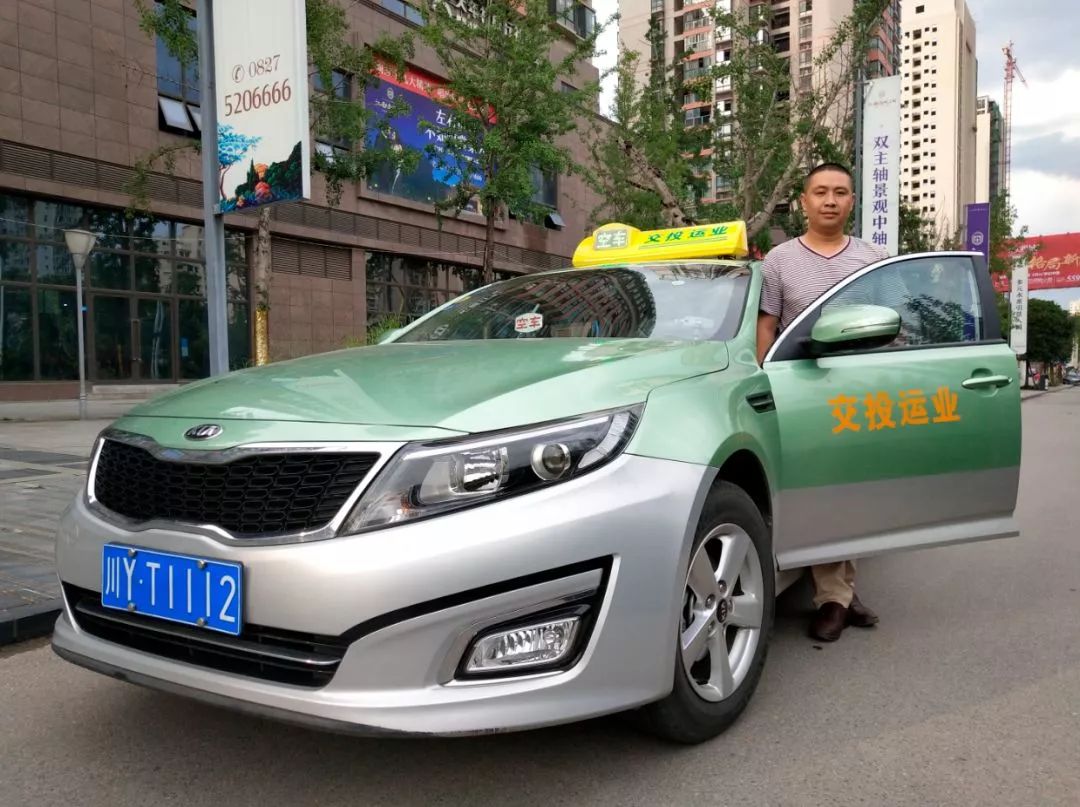 咋回事!巴城一出租车司机逆行,闯红灯,超速!公司却不处罚?