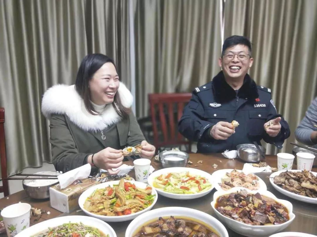 派出所里的年夜饭江苏民警为及时处理警情不脱装备站着吃