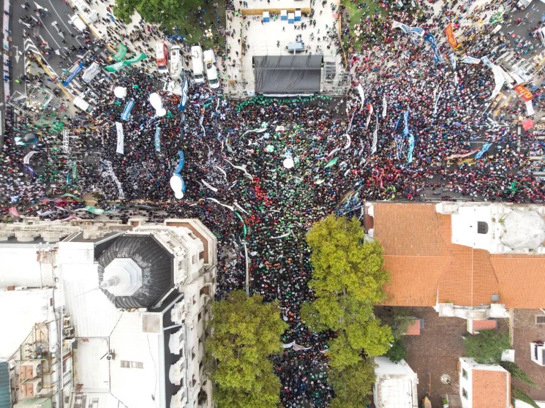  2019年4月30日，阿根廷首都布宜诺斯艾利斯举行全国大罢工，人们涌向街头游行
