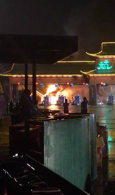 杭州北收费站附近半挂车起火 车上载有化学物品