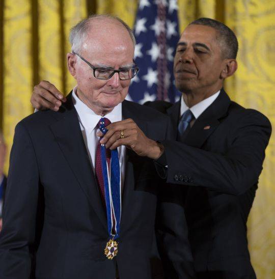 2015年，奥巴马为威廉·洛克肖斯颁发总统自由勋章。
