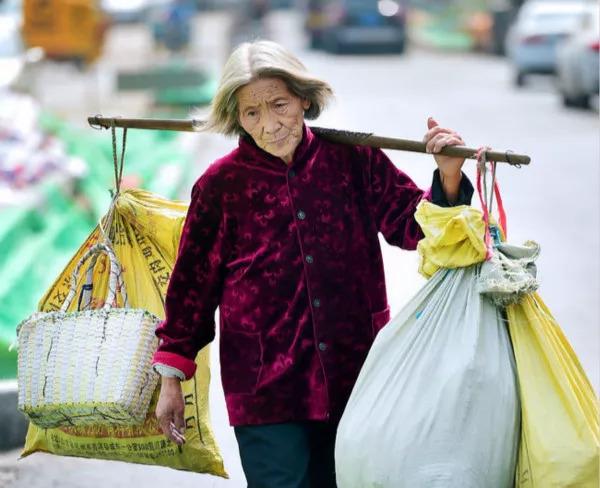 每天换乘8辆公交车!卖菜还债8年!