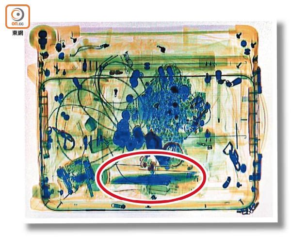 红圈处为x光机照射下的刀具 图片来自香港"东网"