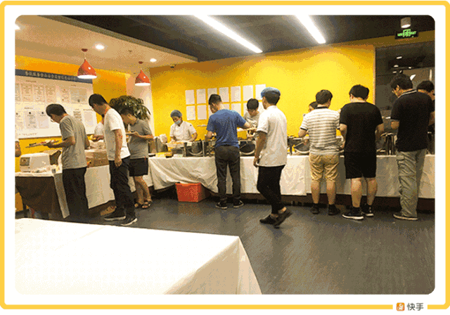 (快手食堂吃饭的小哥哥们)