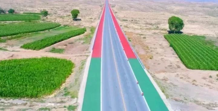 太美了通向黄河石林的彩色公路让你眼前一亮