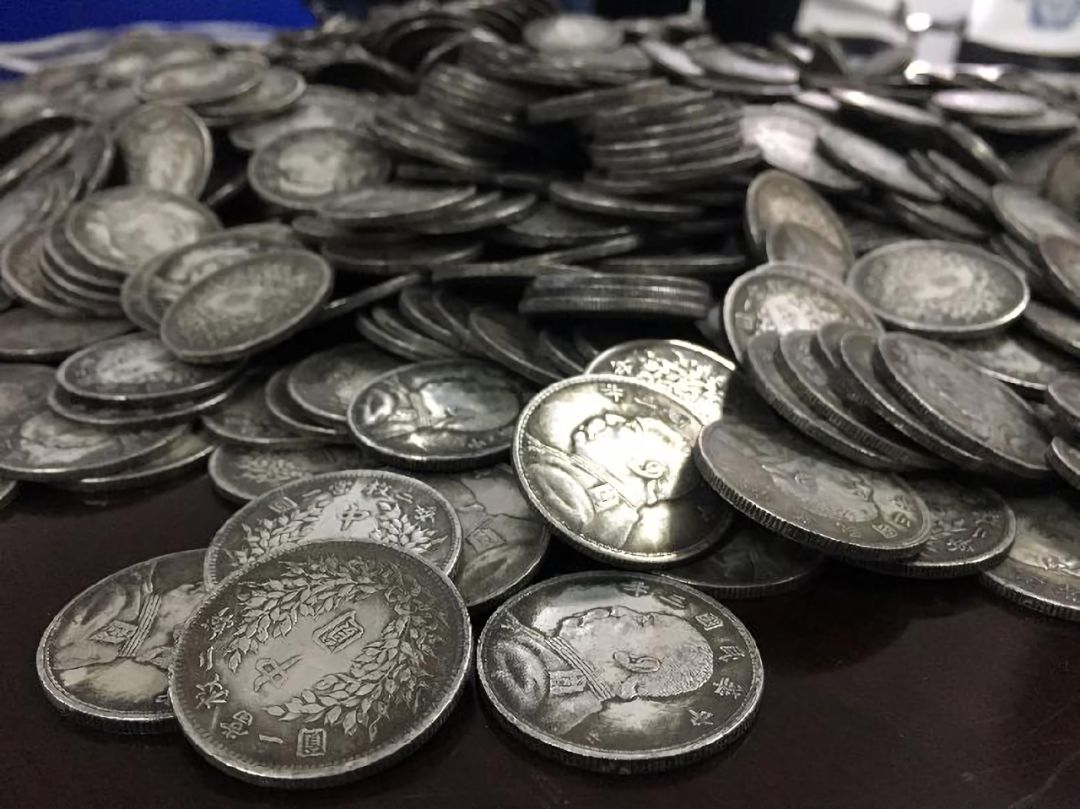 基本的套路是这样的:骗子先从古玩市场以极低的价格购买大量假银币