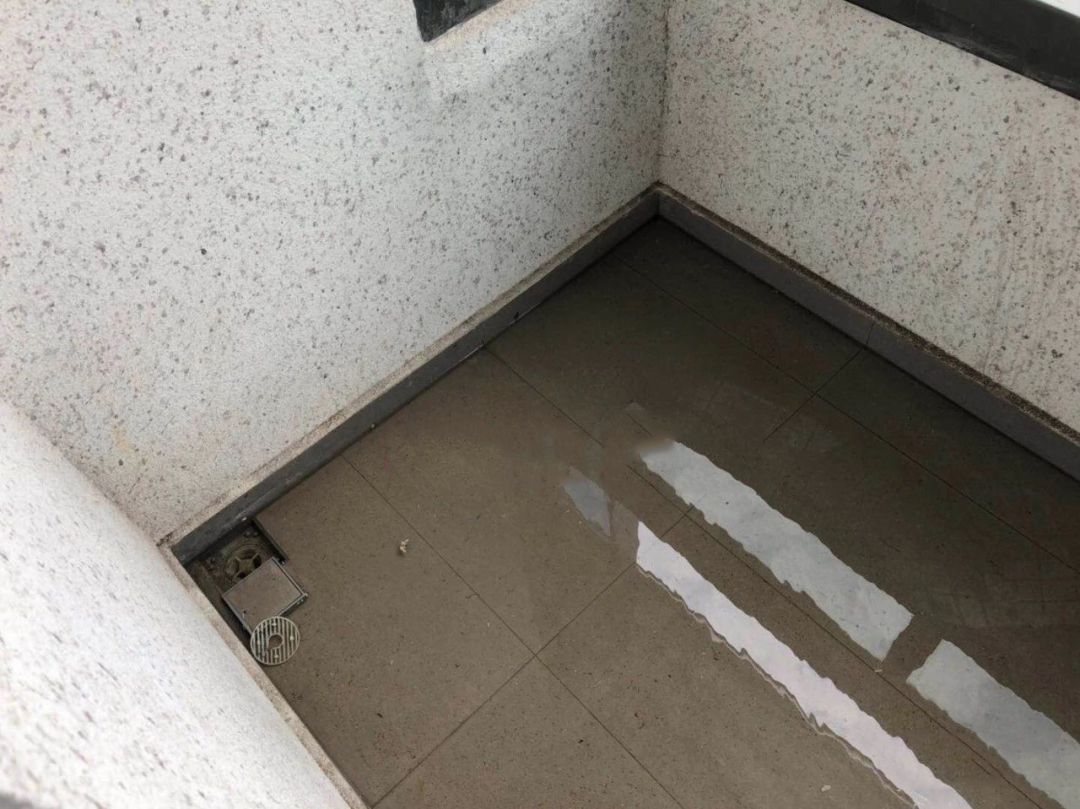 阳台积水