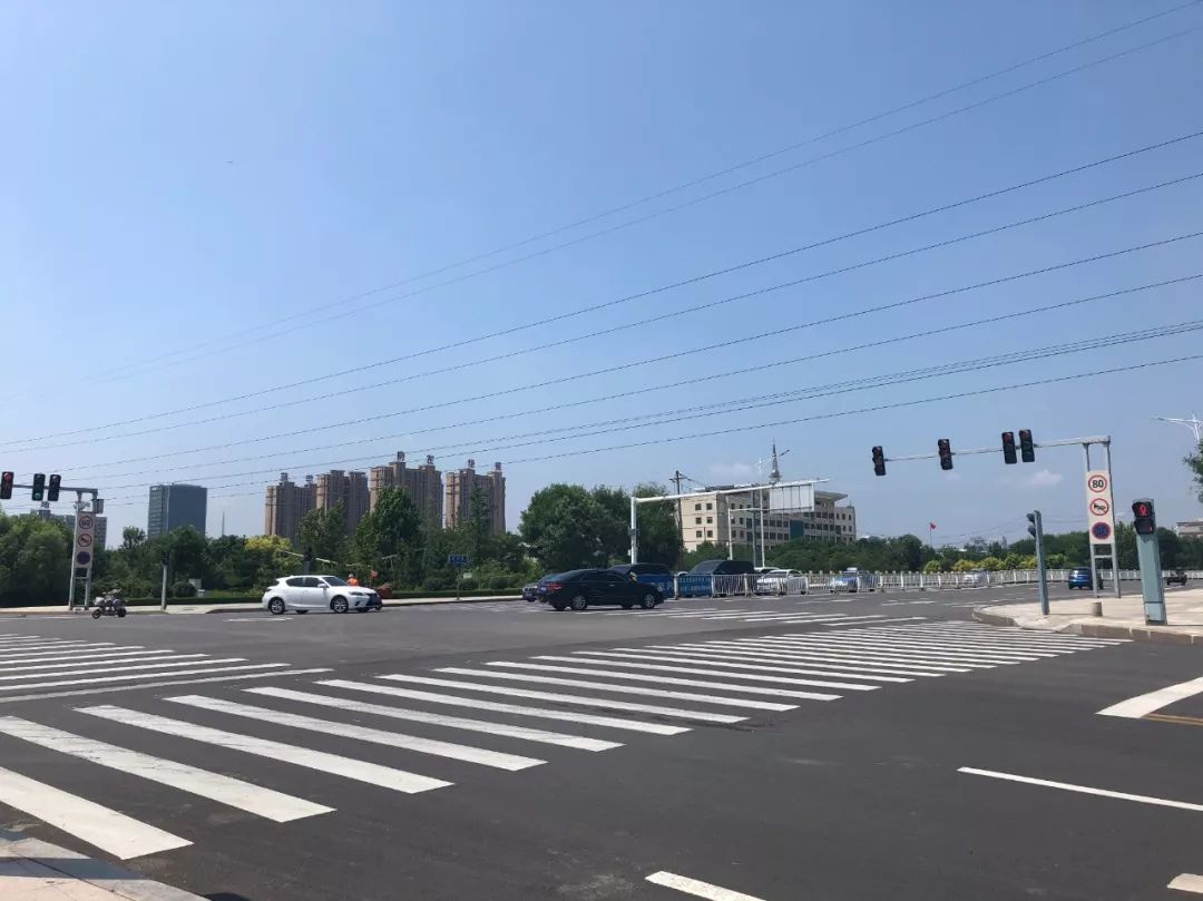 烈日下的等待……东营城区红灯过长让市民很忧伤