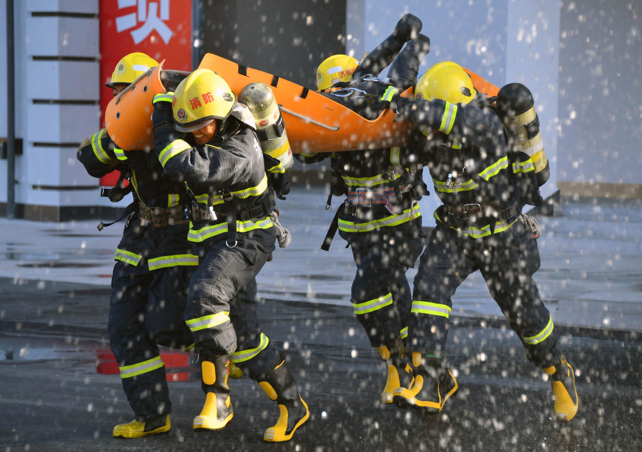 10月31日,山东公安消防总队在济南举行比武竞赛,400多名消防员参赛.