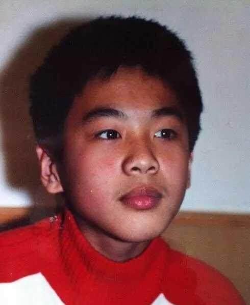 潘玮柏一直被大家叫潘帅,但是他中学时期被发型坑的和帅这个字不沾边