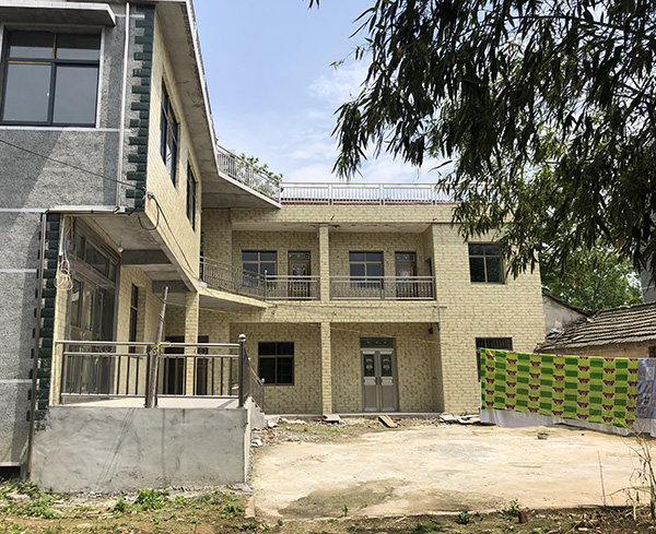 范生家呈L型，正对小路的是其家人一直生活的老房子，侧面是其新装修的房子。澎湃新闻记者 彭渝 图