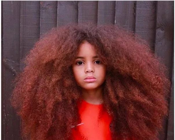 直发突然"爆炸"!现在这个小男孩的头发已经多到失去控制了