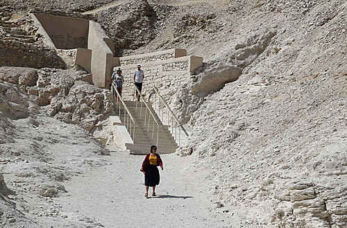  游客走在国王谷的挖掘工作地旁边。（路透社）