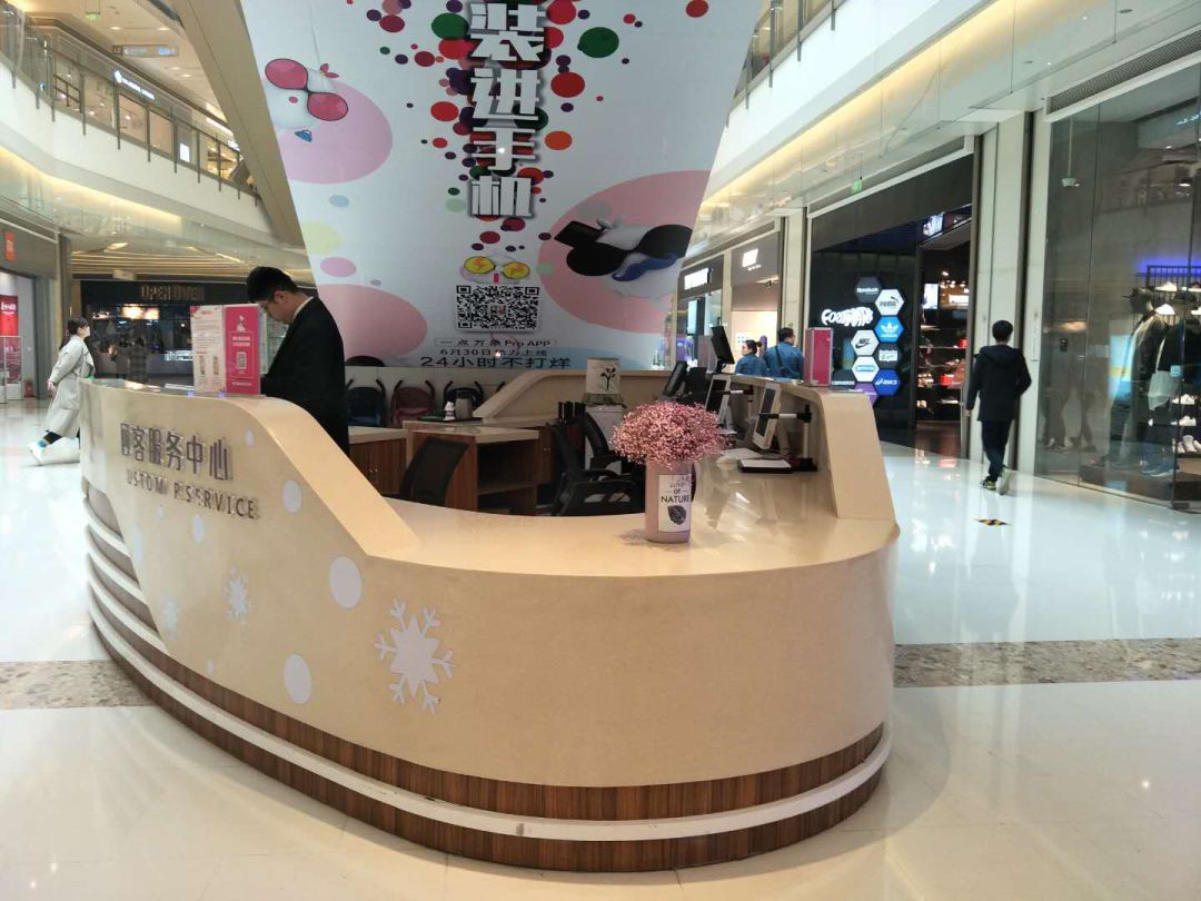 前台服务(是否有储物柜):当小编去前台询问是否有储物柜时,前台工作