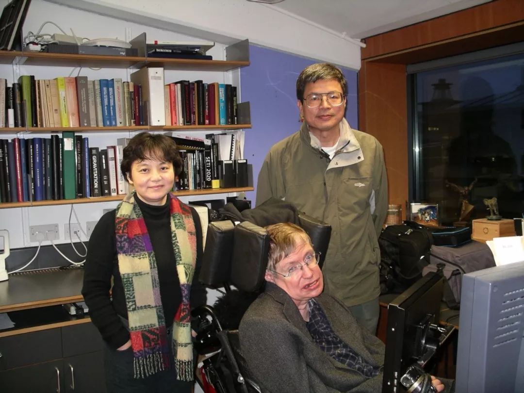 2004年，《时间简史》中文版译者吴忠超及其妻子杜欣欣在英国剑桥霍金办公室 图/受访者提供