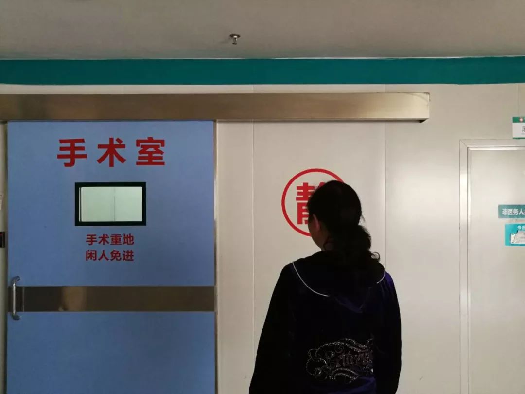 (穆世英在手术室门口等待丈夫手术.